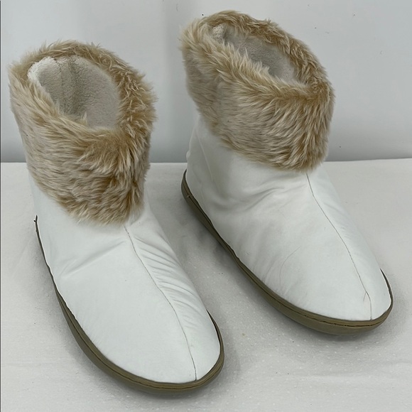 UNBRANDED SIZE 7-8 Women's Faux Fur Lined White Boots/Bootie Slippers - Picture 1 of 6